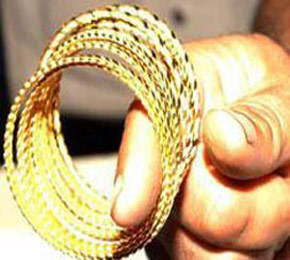 Nişanlı kızın altınlarını okudular!