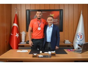 Başarılı güreşçi Güngör, Müdür Arıcıoğlu’nu ziyaret etti