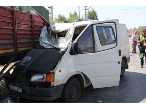 Minibüs park halindeki tıra çarptı; 1 yaralı
