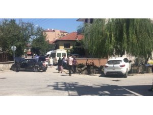 Kontrolsüz kavşakta kaza: 2 yaralı