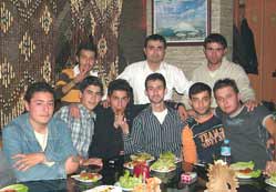 Öğrenciler, çiğ köfte partisinde