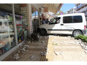 İş yerine 3 yıldır üst üste otomobil giren eczacı isyan etti