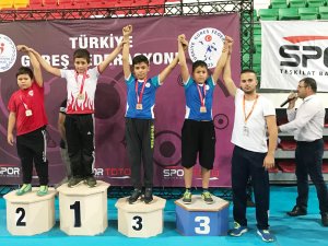 Selçuklu Güreş Takımından 3 bronz madalya