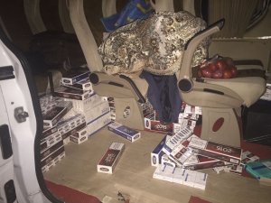 İki otomobilden 9 bin 400 paket kaçak sigara çıktı