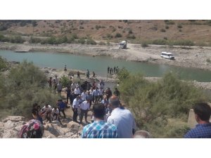Boğulmak üzere olan iki çocuğu kurtardı