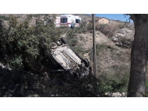 Tarlaya uçan otomobili telgraf telleri tuttu