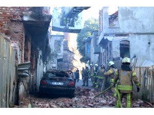Yangında devrilen duvar otomobili kullanılamaz hale getirdi