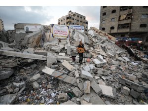 İsrail'in vurduğu kültür merkezinin enkazında Gazze'ye destek konseri