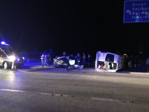 Afyonkarahisar’da otomobil işçileri taşıyan minibüsle çarpıştı: 4 yaralı