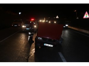 Önündeki araca çarpan sürücü her şeyini bırakıp kaçtı