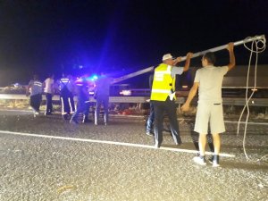 Elektrik direği devrildi, kazalar peş peşe geldi