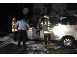 Ümraniye'de park halindeki bir minibüs kundaklandı