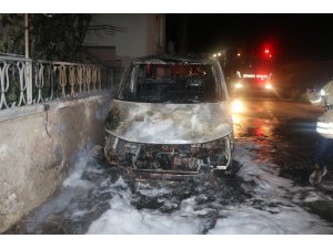 Ümraniye’de park halindeki araç alev alev böyle yandı