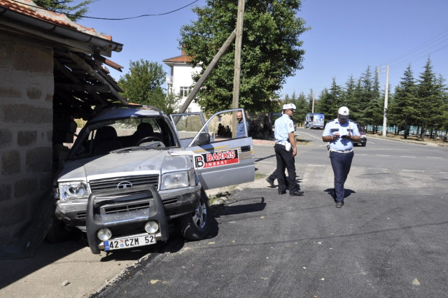 Pikap ile Motosiklet Çarpıştı: 1 Ölü, 2 Yaralı