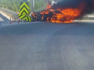 Bariyere çarpan lüks otomobil alev alev yandı