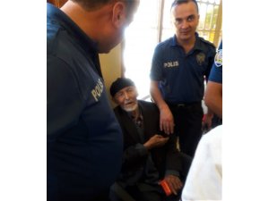 Yaşlı adam az kalsın 100 bin lirasını kaptırıyordu