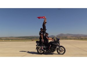 Motosikletli yunus ekipleri nefes kesti