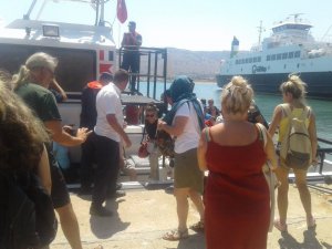 Gökçeada’da karaya oturan feribottan yolcular tahliye edildi