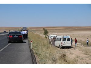 Lastiği patlayan yolcu minibüsü şarampole yuvarlandı: 17 yaralı