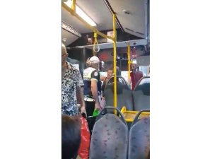 Polis bacağını ısıran köpeğe ateş etti, vatandaşlar tepki gösterdi