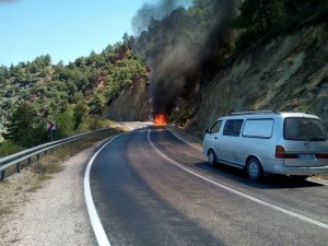 Seyir halindeki otomobil alev alev yandı
