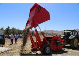 Taş toplama ve katı gübre dağıtma makinesi tanıtıldı
