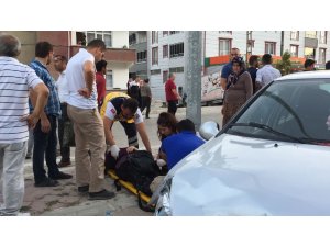 Hafif ticari araç ile otomobilin çarpışması güvenlik kamerasına yansıdı