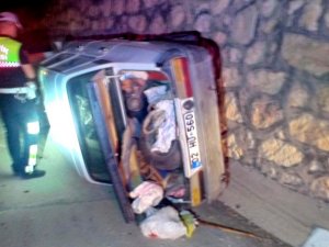 Köpeğe çarpan otomobil yan yattı