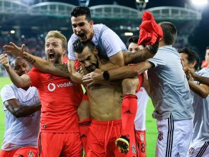 Beşiktaş 90'da turladı