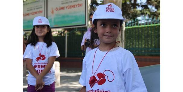 Çocuklar hatalı sürücüleri "kırmızı düdükle" uyaracak