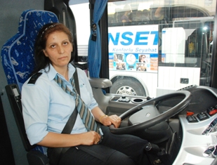 Dört çocuk annesi otobüs şoförü