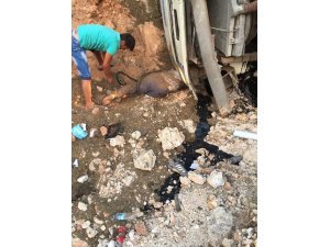 Kontrolden çıkan kamyon kayalara çarptı: 2 yaralı