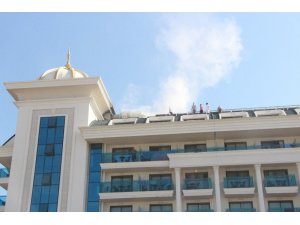 Otelin çatısındaki duman turistlere panik yaşattı