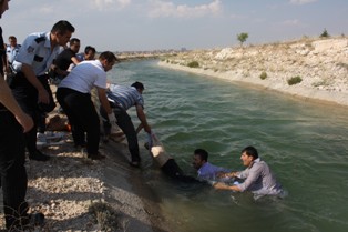 Su kanalına giren iki çocuk boğuldu