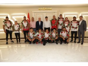 Türel, güreşçilerden yeni şampiyonluklar için söz aldı