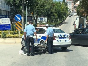 Polis aracıyla motosiklet çarpıştı