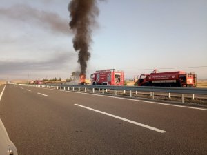 Kütahya’da akaryakıt tankeri devrilerek alev aldı