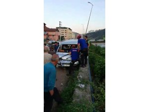 Minibüs elektrik direğine çarptı: 3 yaralı