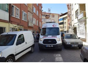 Emekli öğretmen evinde ölü bulundu