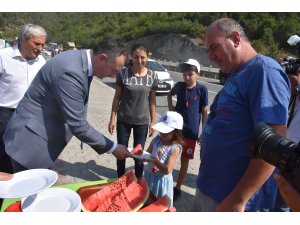 Validen sürücülere karpuz ikramı