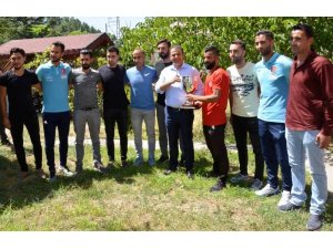 Birincilik kupasını Başkan Vekili Yaşar’a hediye ettiler