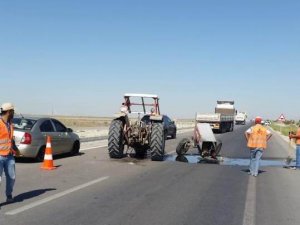 Otomobille çarpışan traktör ikiye bölündü