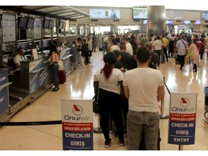 Atatürk Havalimanı'nda bayram yoğunluğu