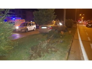 Direksiyon hakimiyetini kaybeden araç, direğe çarparak durabildi