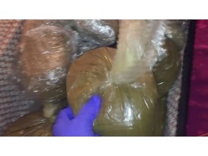 Adana’da valiz içerisinde 17 kilo 650 gram sentetik esrar bulundu