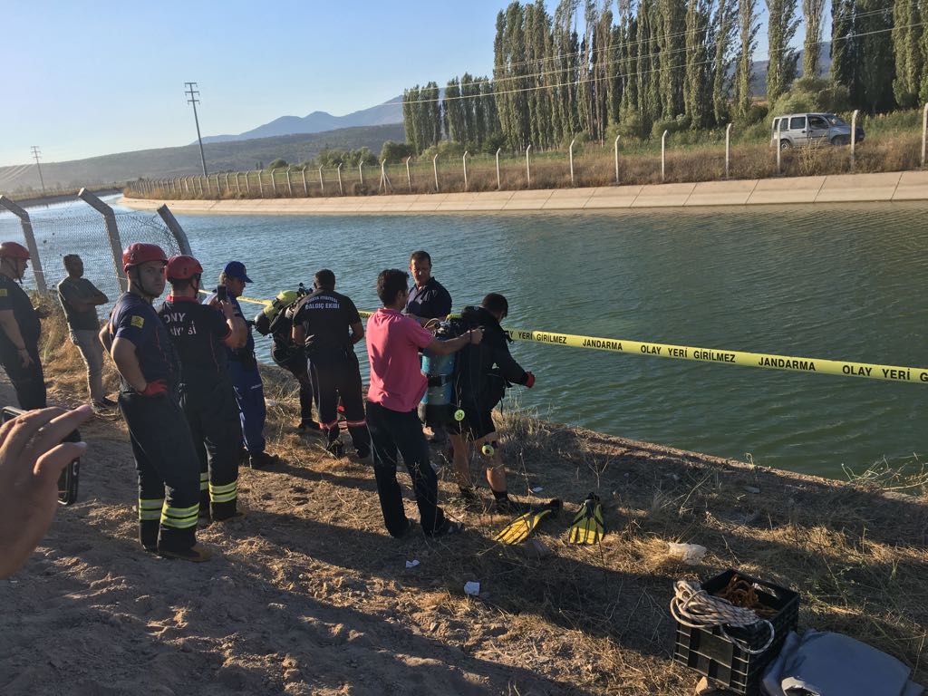 Konya'da otomobil sulama kanalına devrildi: 2 ölü
