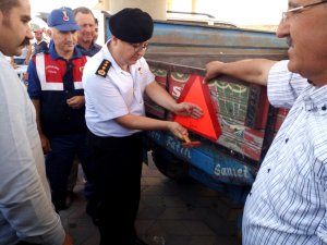 Jandarma traktörlere reflektör taktı