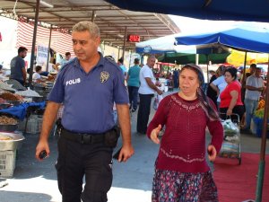 Dua bahanesiyle üç bileziği çalınan yaşlı kadın gözyaşlarına boğuldu