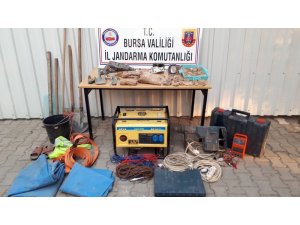 Defineciler suçüstü yakalandı