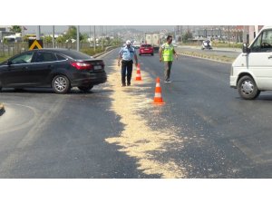 Karayoluna dökülen mazot polisler ekiplerince üzeri talaşla kapatılarak temizlendi